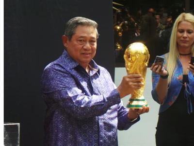 Ketika SBY Angkat Trofi Piala Dunia 2014!